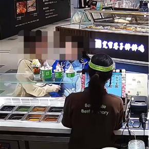 女子与店员起争执后露出制服，单位已严肃批评