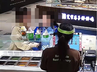 女子与店员起争执后露出制服，单位已严肃批评