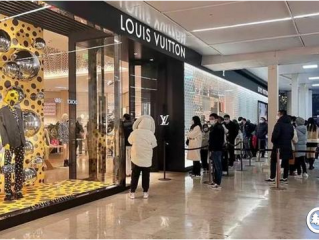 LV将涨价20%，人群挤爆奢侈品店，世界首富：中国人手里有钱！